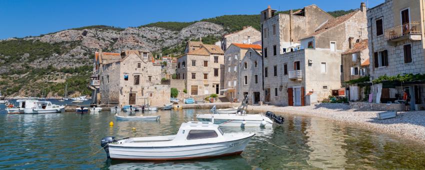 Boote am Hafen von Komiza in Kroatien