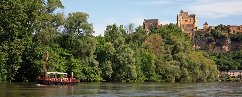 Gabarre passing Castelnaud Château