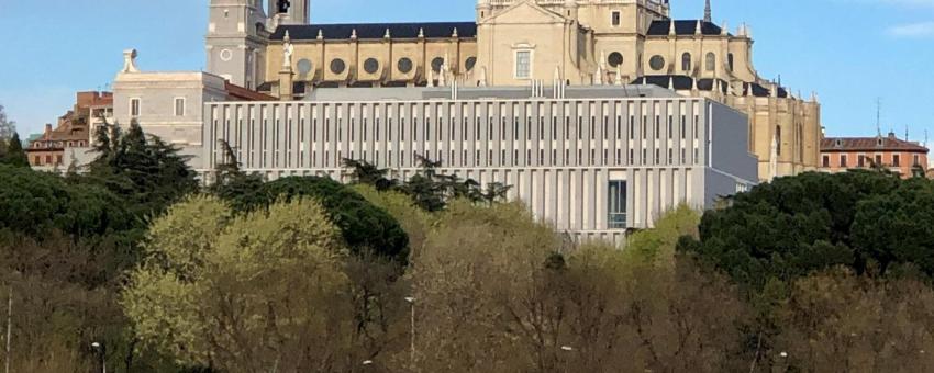 Fachada oeste de la Catedral de la Almudena, Madrid, España. Vista desde el Puente de Segovia.