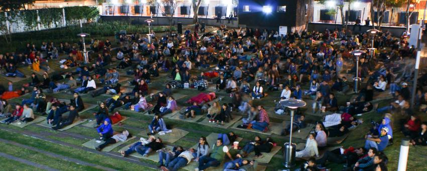 Función al aire libre: "La Reina de Versalles" con la presencia de la directora Lauren Greenfield.