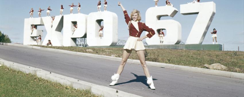 "Larkettes" posing at the Expo 67 site sign / « Larkettes » posant sur le site d’Expo 67