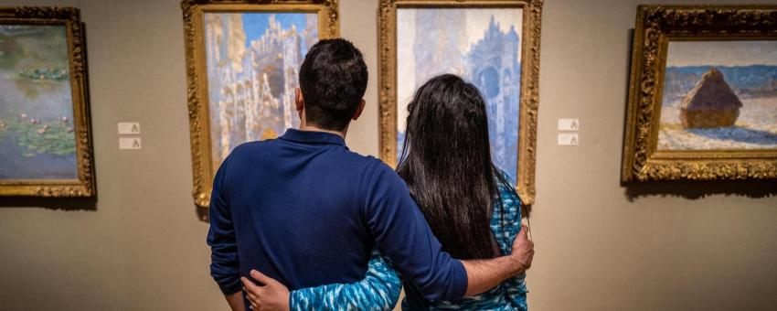 A couple admiring Impressionist paintings at the B