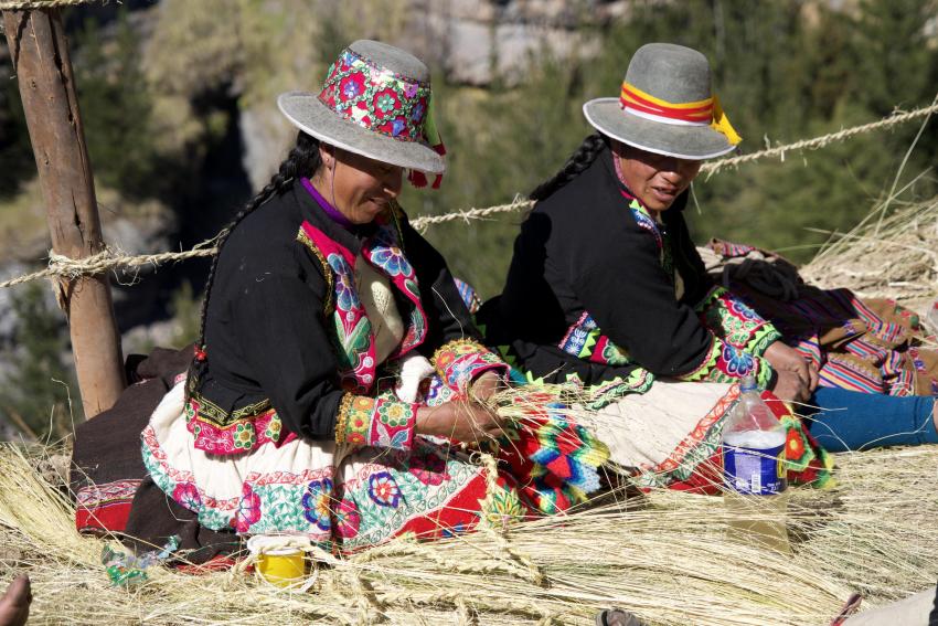 Women make rope with grass for Q’eswechaka bridge