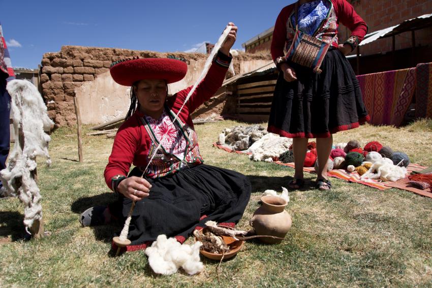 Erlinda demonstrates spinning yarn in Chinchero.