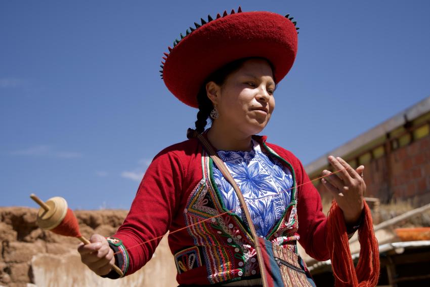 Karen leads a weaving demonstration in Chinchero.