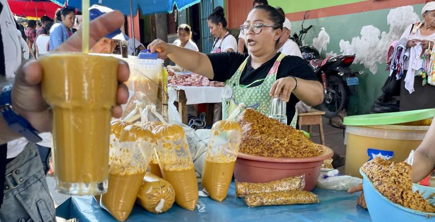 Aguaje juice and pulp sold in Iquitos