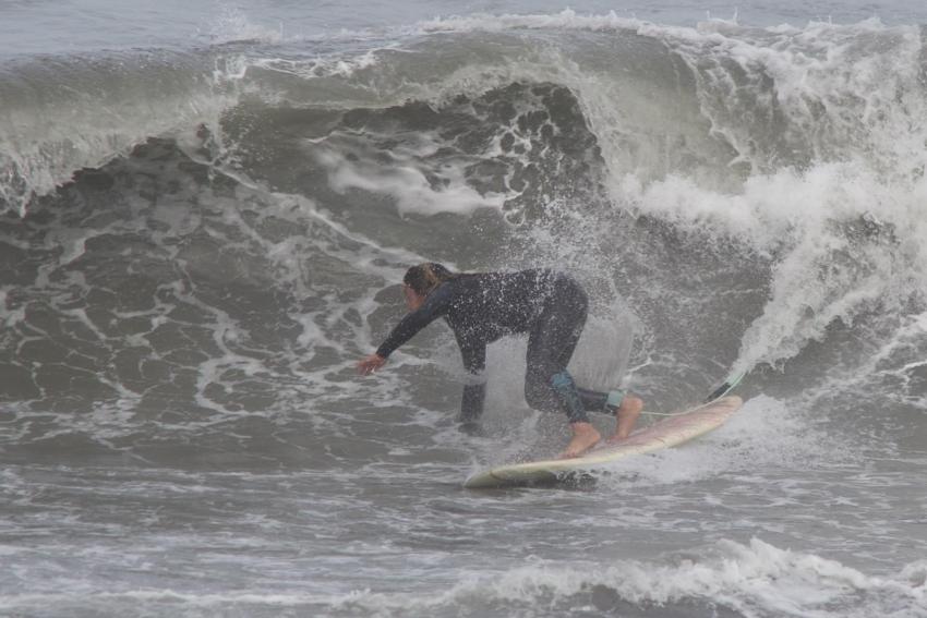 Niurka surfing El Boqueron Huanchaco