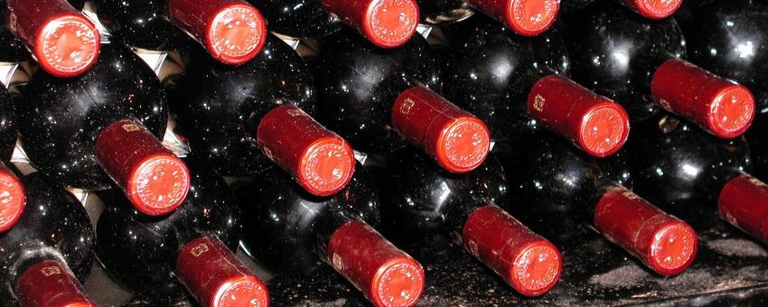 Bottles of red wine.17 Bottiglie di rosso
