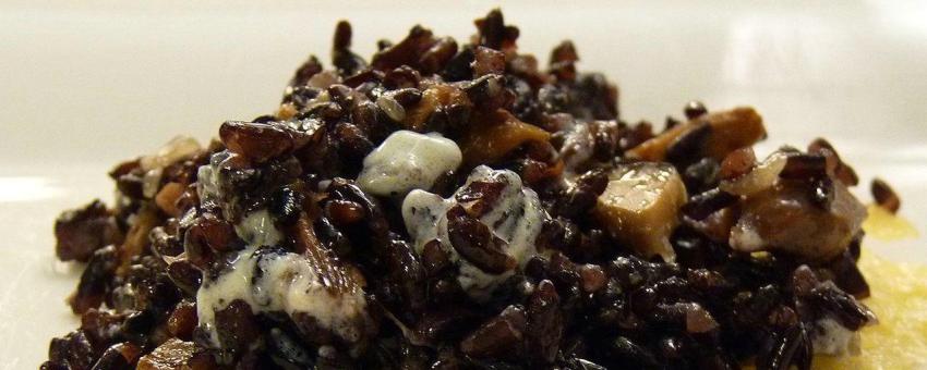 Arroz negro con confit de pato y crema de queso San Simón