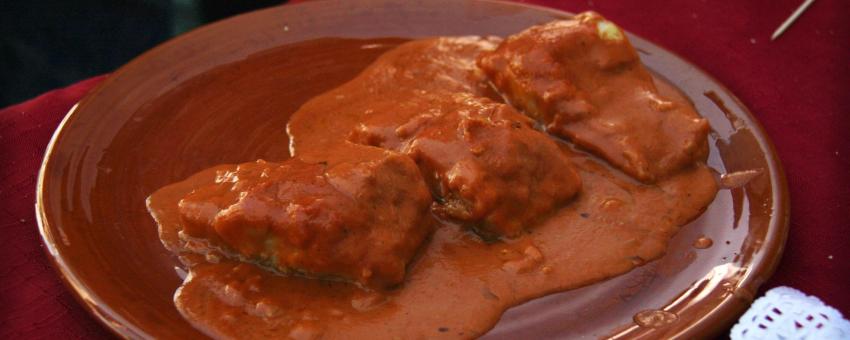 Bacalao a la Vizcaína y su característica salsa de pimiento choricero.