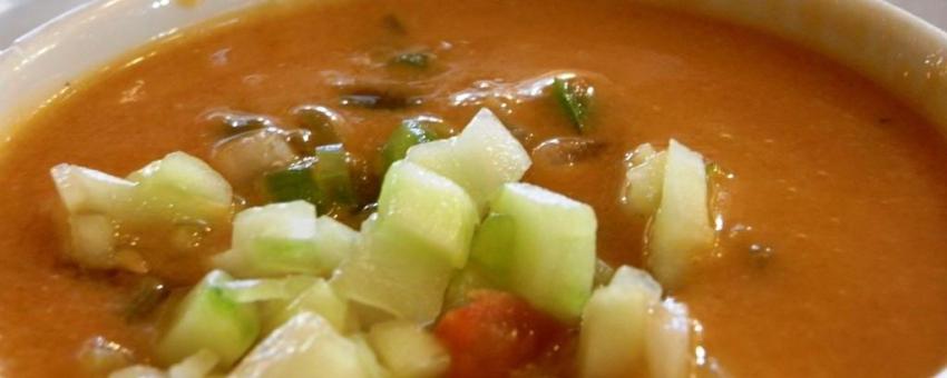 Tazón de gazpacho, con su guarnición.