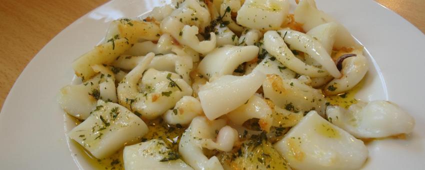 Un plato de sepia a la plancha, en Ojos Negros (Teruel).