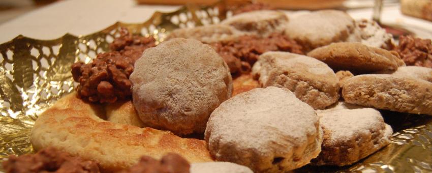 mazapán, polvorones y bombones de chocolate y almendra molida