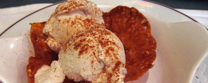 Mesón de Isabel: Helado de leche merengada sobre teja de almendras con glasé da naranja (postre)